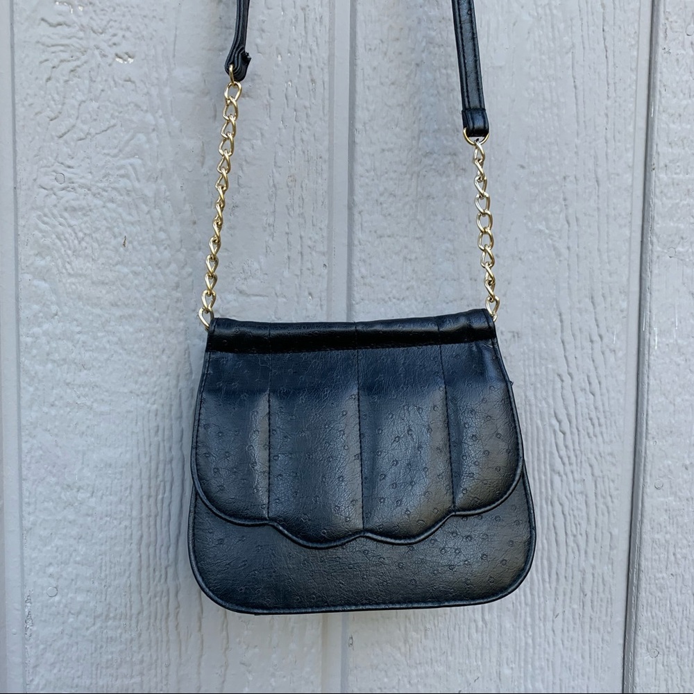 Andé black pebbled clam shell crossbody purse